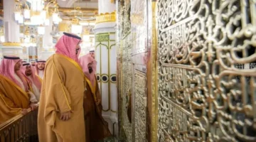 زيارة مفاجئة ولي العهد للمسجد النبوي تعزز الروابط الدينية بالسعودية